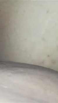 Terwijl ik mijn plug in mijn kont heb, stopt mijn stiefvader zijn lul in mijn vagina