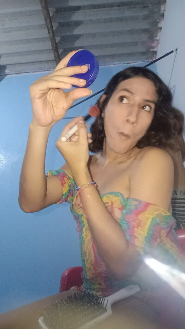 Femboy from Colombia: この部屋を塗り替えるんだ