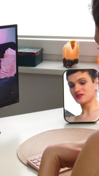 Arkadaşım için çıplağım ve fotoğraf çekmesine izin veriyorum