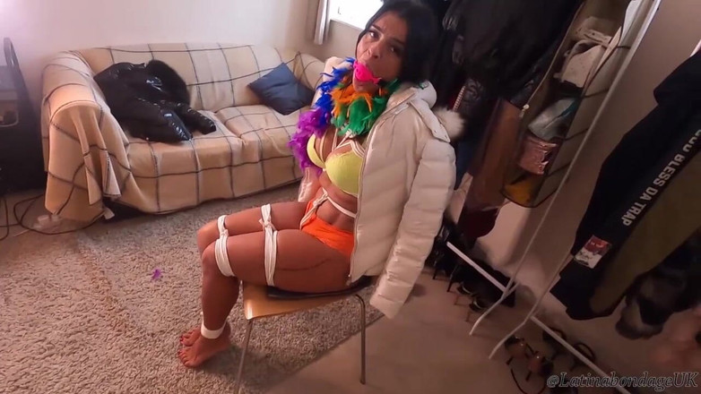 Latina Fetish: Latin kadın sıkı bağlı ve farklı ağzı tıkaçlarla ağzı tıkalı!...