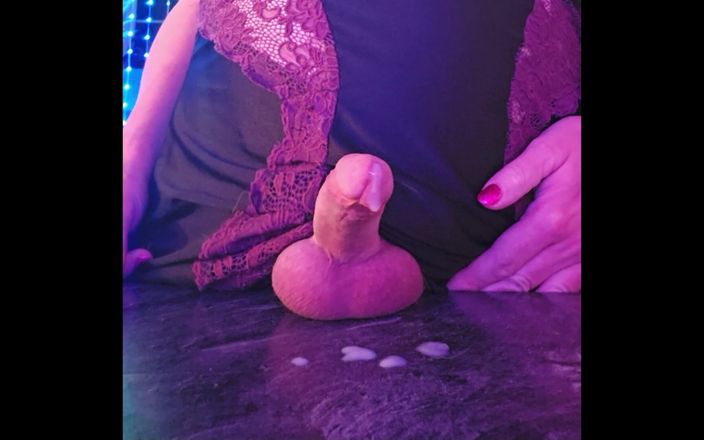 TSLillySophie: Ts Lilly Sophie gece geç saatlerde mastürbasyon yapıyor ve boşalıyor