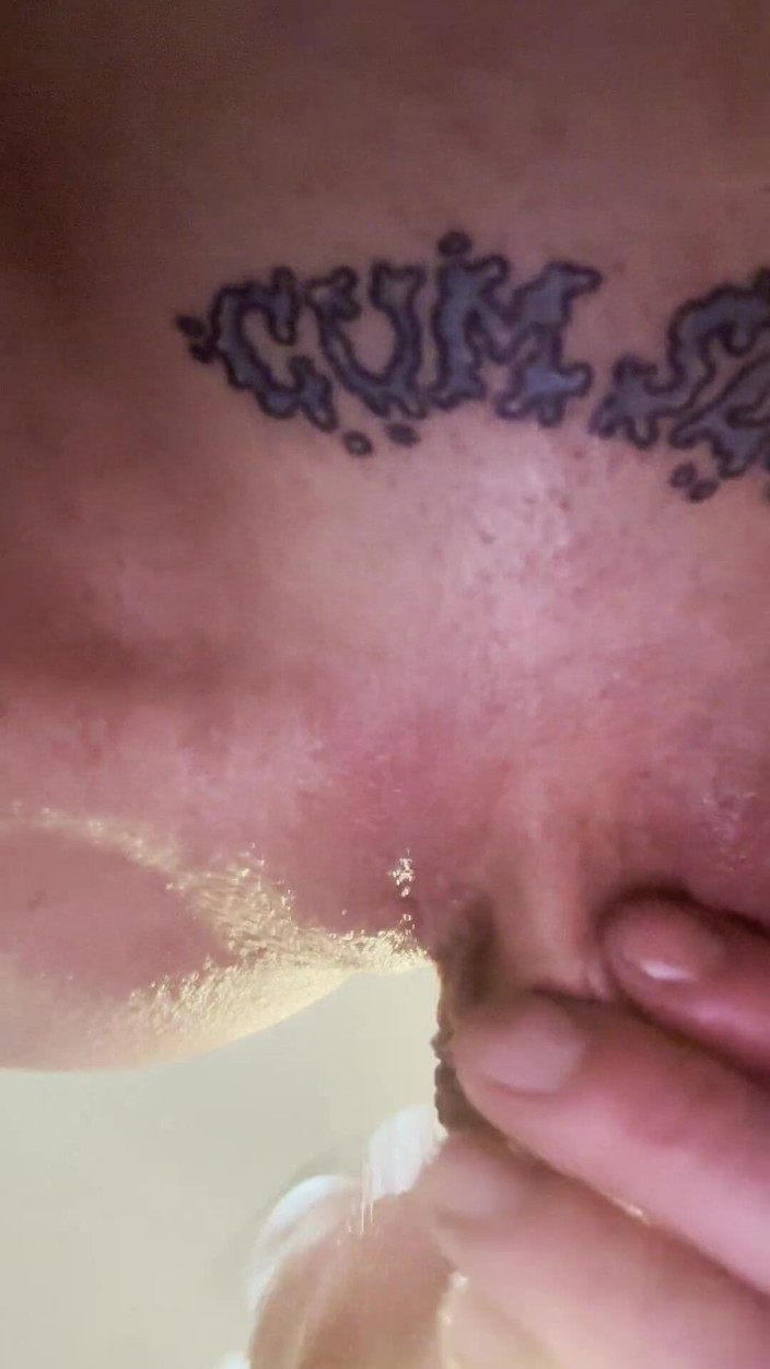 Zoey Portland: スラットは修理工のチンコを奪い、夫がいない間に指で彼女を突く