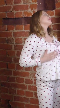 My18teens - une jolie fille pulpeuse se fait baiser la chatte avec les doigts