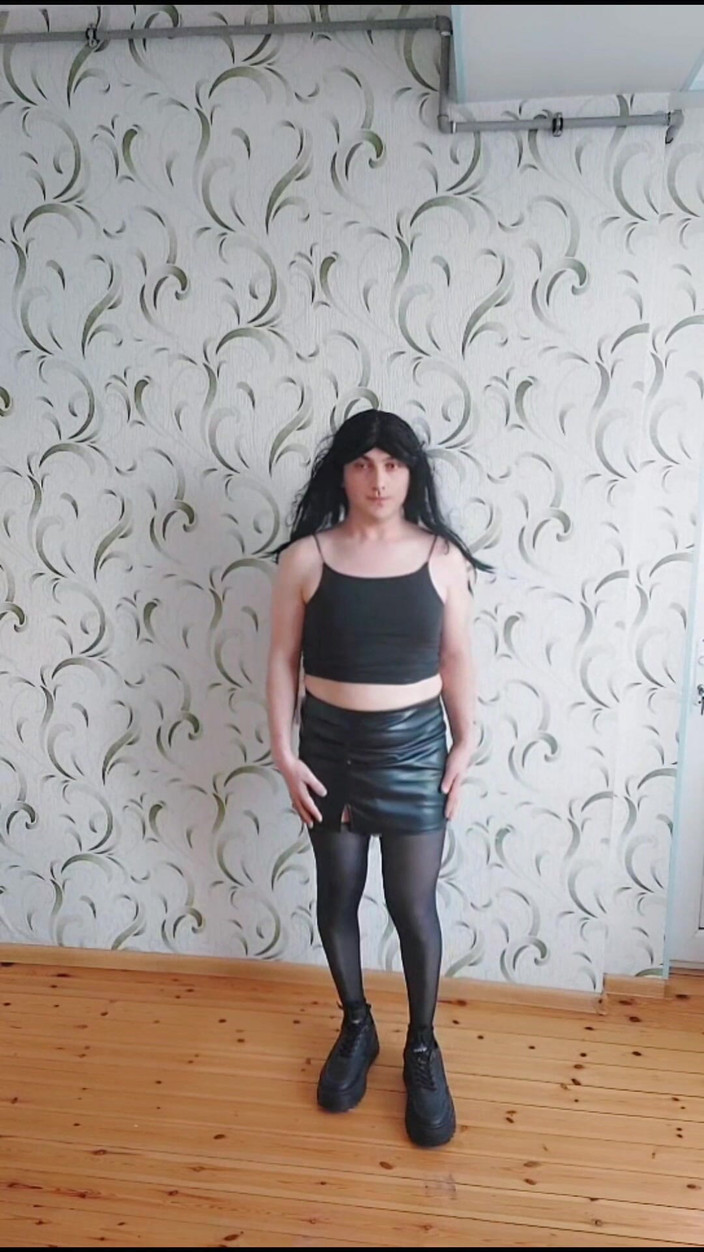 Kitty_Cross: 穿着皮裙和热辣紧身衣的漂亮哥特式公主 femboy 甜美迷人的身体