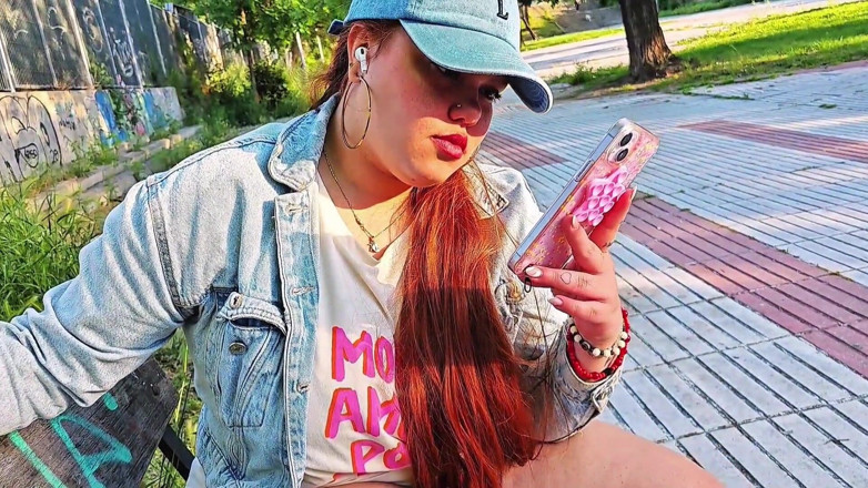 Latincurvyredhead: La moglie del mio fratellastro mi chiede di aiutarla a...