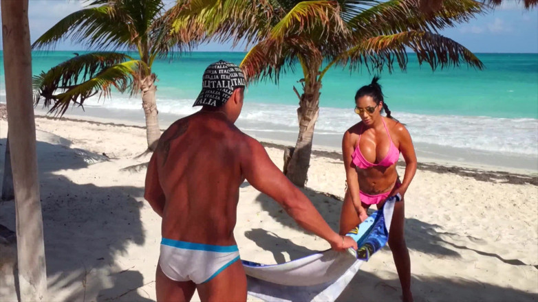 Pelona Squirter Queen: Gali Diva in spiaggia