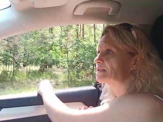 Amateur milf: Стару сексуальну повію автостопщиця з вулиці трахали в лісі, а потім без презерватива