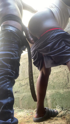 Dickass3x: 在他与鸡巴斗争时，在一座无法完成的建筑中粉碎那个大屁股