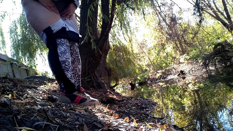 Elena: BBW in leggings pissing by the lake in a park