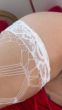 A garota tatuada com a buceta raspada faz uma bunda suja para boca