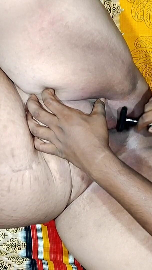 BdSex1656: गांव की भाभी की बाल चूत काटना
