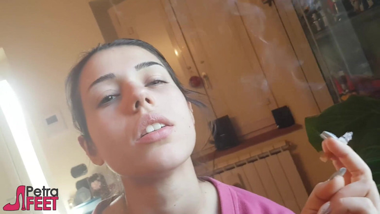Smokin Fetish: Una seducente ragazza italiana fuma un sigaro in primo piano...