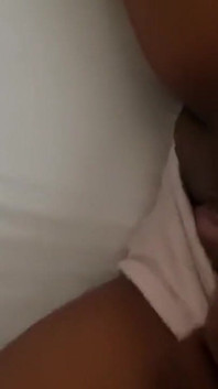 Y ma belle-mère se doigte sur le lit et joue avec ma grosse bite