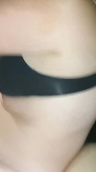 私の親友の妻は私のペニスを吸う