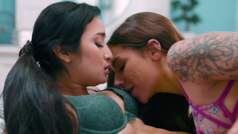 Modern-Day Sins: Moderne zonden - lesbische vriendinnen Avery Black en April Olsen betrapt...