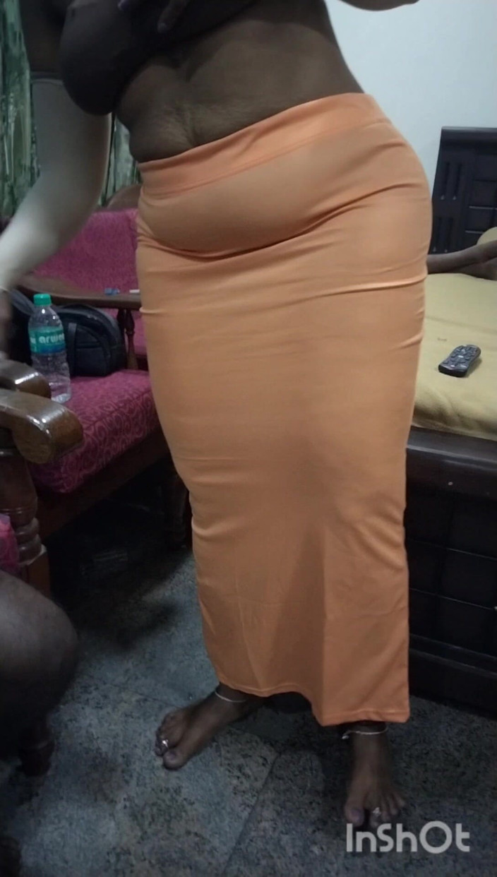 Tamil lesbian: 핫한 등과 젖탱이를 입은 치마