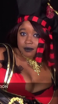 新人セクシーなニーナ・リベラがハロウィンにセクシーな海賊として興奮する