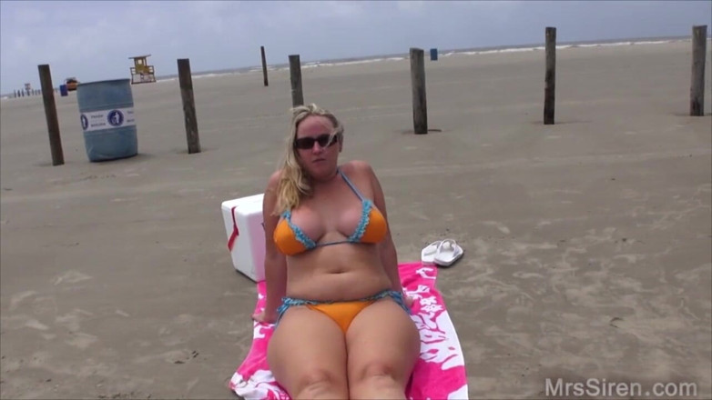 Siren XXX Studios: Wife masturbates on beach