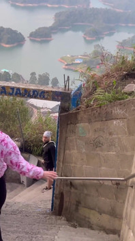 Katty Blake é descoberta por turistas fazendo sexo em Piedra Del Penol, Guatape, Antioquia, Col