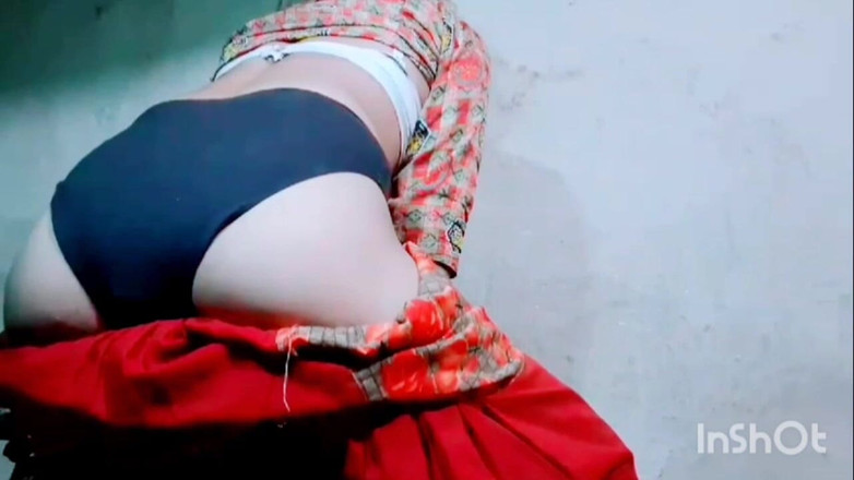 TricolorMusic3: Натискаючи груди на одяг, вона поступово стає дуже збудженою і знімає весь одяг зі свого тіла