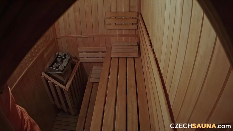 Czech Sauna: चेक सौना 17: बड़े स्तनों वाली साँवली सौना का लेती है