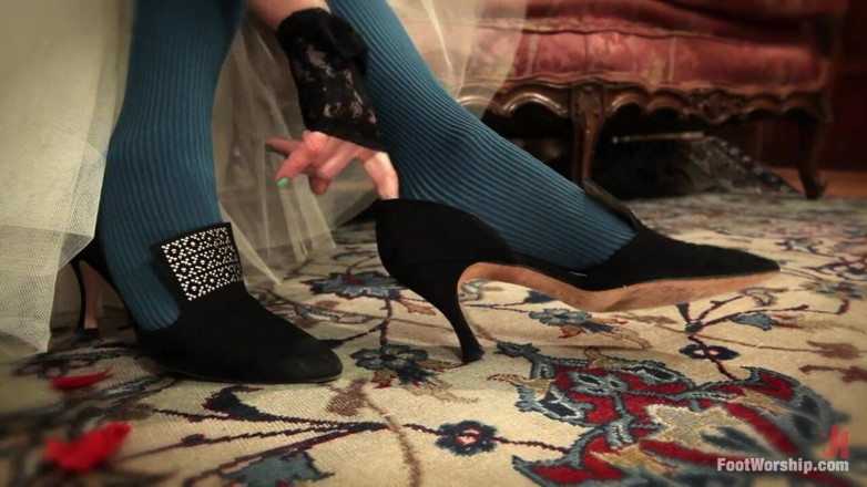 Foot Worship by Kink: Lasciali mangiare piedi!