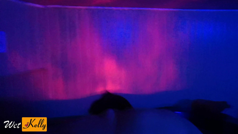 Wet Kelly: Hete seks in de jacuzzi met een milf met grote...
