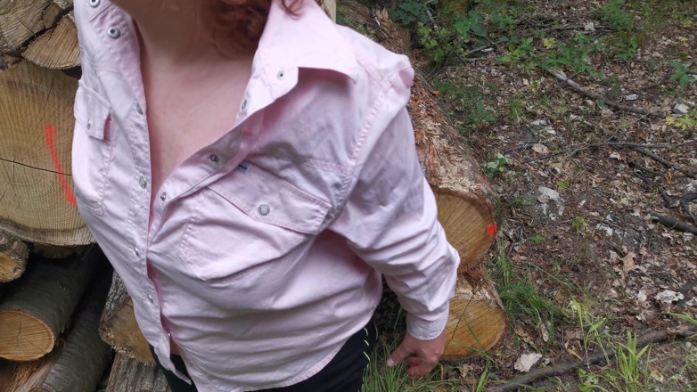 Bouncy Tits Action: Cambukan toket di hutan sambil pakai blus