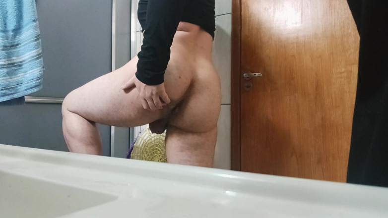 amateurbrazilian: Look at the Thickness of This Gay Hottie's Leg