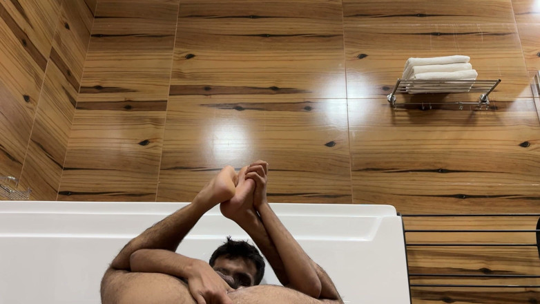 Alyssa Karim Merali: Giovane sissy si fa un ditalino fino all'orgasmo