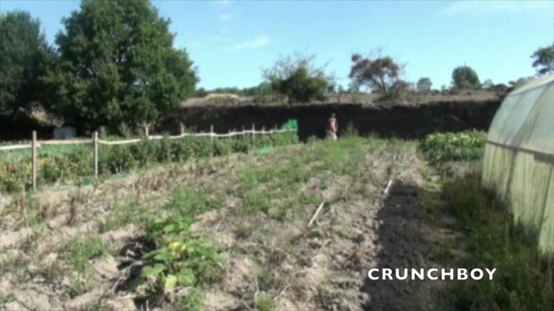 Crunch Boy: Max viene scopato da Jimy in esibizione in giardino