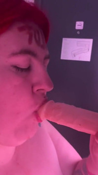 Unordentliche bbw würgt auf dildo