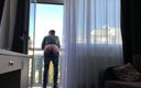 Idmir Sugary: Vibrující dildo hluboko v zadku, stimulace prostaty na balkóně