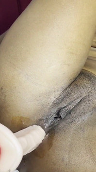 Teen sô cô la dễ thương lần đầu tiên chơi hậu môn với cu giả