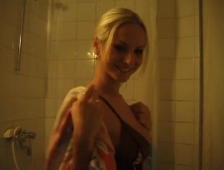 Flash Model Amateurs: She takes a sensual shower