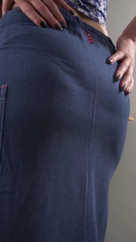 Setiausaha MILF dalam Jean Skirt mengusik garis seluar dalam yang kelihatan
