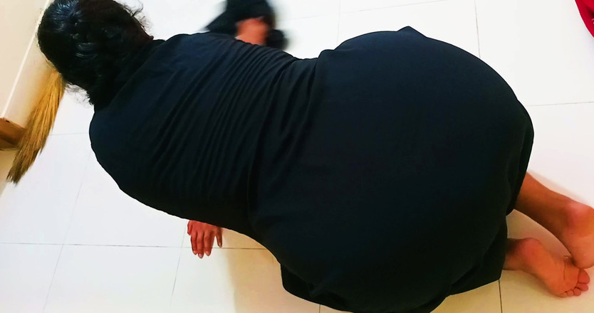 Aria Mia: Seksowna milf pokojówka zerżnięta przez właściciela - Clear Audio