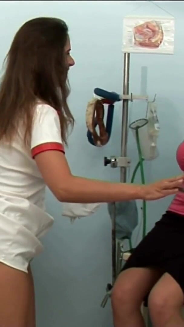 Doctor Piss: Doctor piss - sexy MILF bekommt ihren mund mit einer ladung...