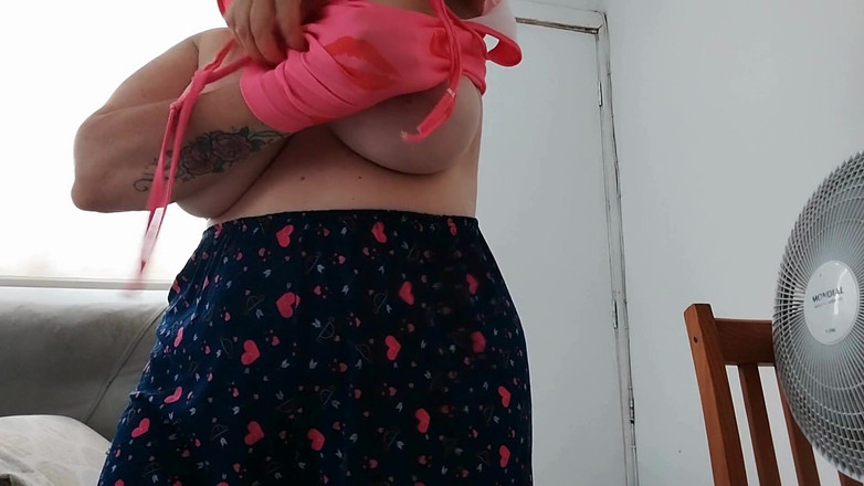 UtopianHumor507: Solo con ver a la chica guapa ponerse delante de él...