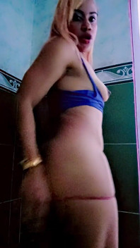 Waktu mandi di dekat Anda ayah seksi perlu menari untuk Anda telanjang ya