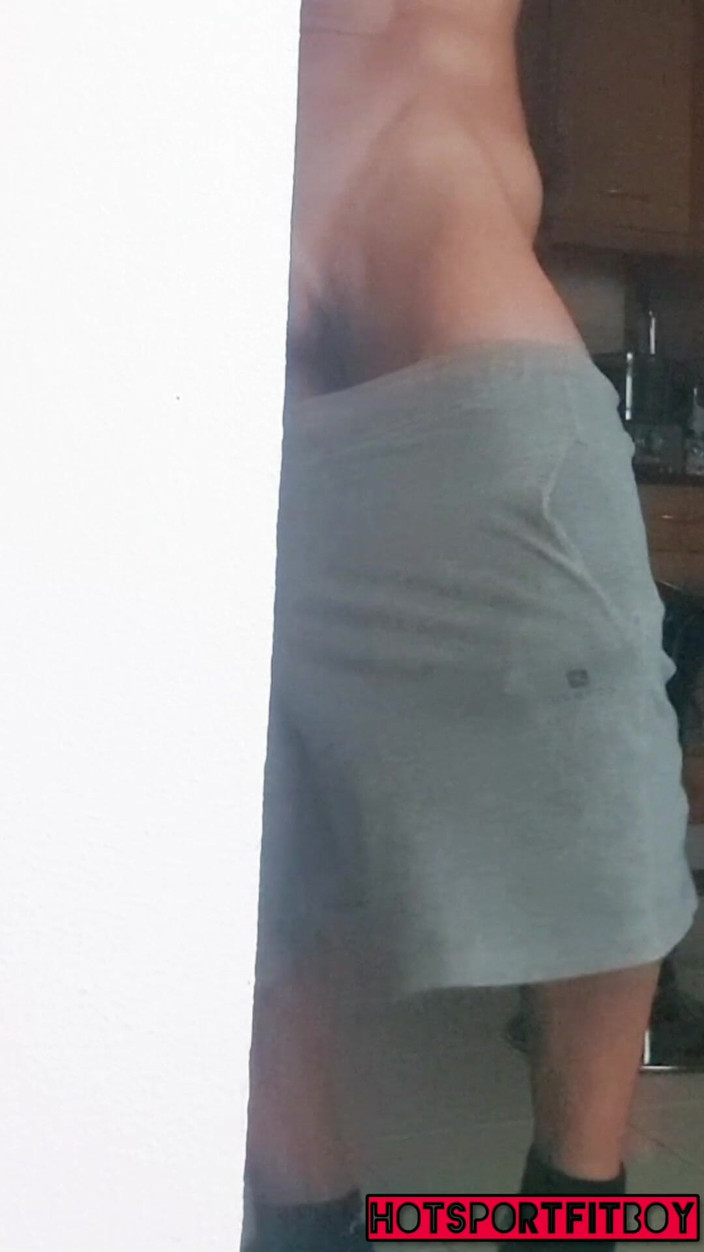 Hotsportfitboy: Je branle ma grosse bite à la fenêtre jusqu’à ce que...