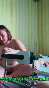 Fată plinuță cu țâțe mari și ferme oral pe mașina de sex Lovense în prim plan
