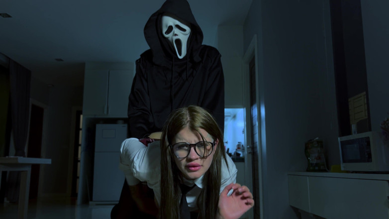 SkinLovers: Hard anaal met geschreeuw. Porno-parodie op de film schreeuwen Halloween