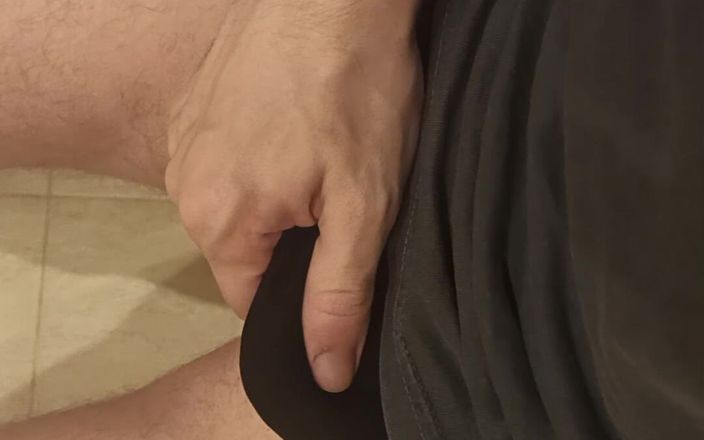 Pasha: Un ragazzo si massaggia il pene mentre si siede in...