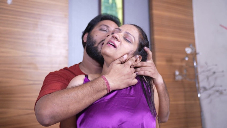 Kamasutra61: Bhabhi India dan kawan baiknya menjemput lembu jantan batang besar...