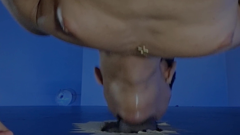 deepthroatec: Duvar deliğinde büyük bir siyah yarağı emiyor