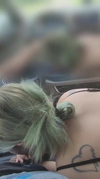 Güzel amatör orta yaşlı seksi kadın gezide yarak emiyor