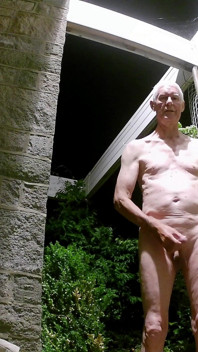 Desnudándose Y Masturbándose En Mi Puerta