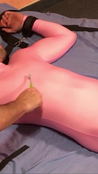 सूट में John ballgagged Pink को 1 संस्करण में 2 गुदगुदी की जाती है-पैर, लंड, निपल्स, बगल
