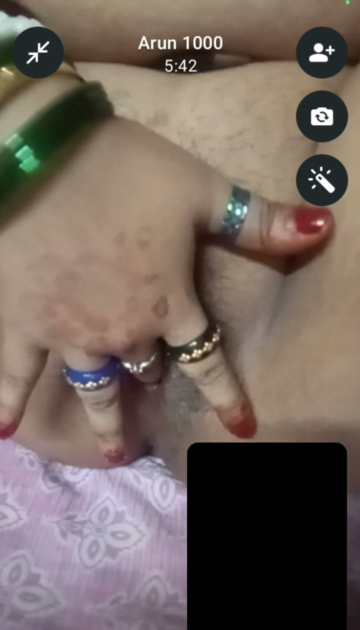 Bongsoniya69: Isteri menunjukkan buah dada dan menjolok pepek